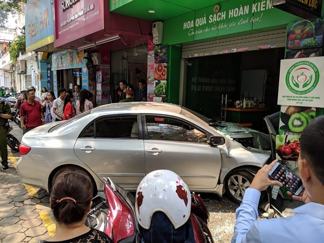 Hà Nội: Nữ tài xế điều khiển ô tô đâm liên hoàn xe máy, húc thẳng vào cửa hàng hoa quả - Ảnh 4.