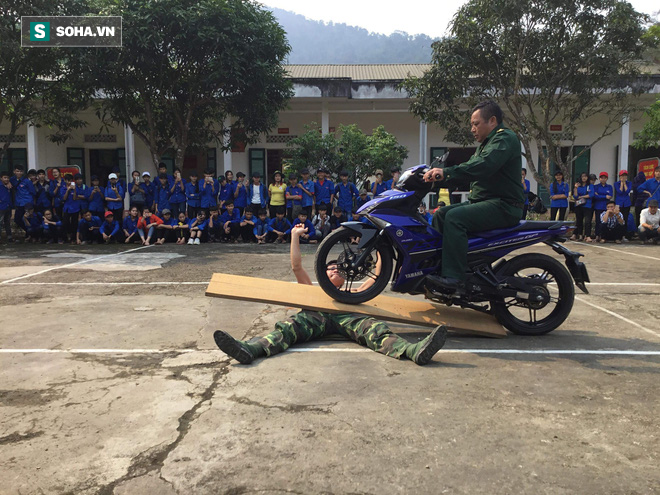 Lính Biên phòng Việt Nam và những màn trình diễn khí công thượng thừa như phim hành động - Ảnh 9.