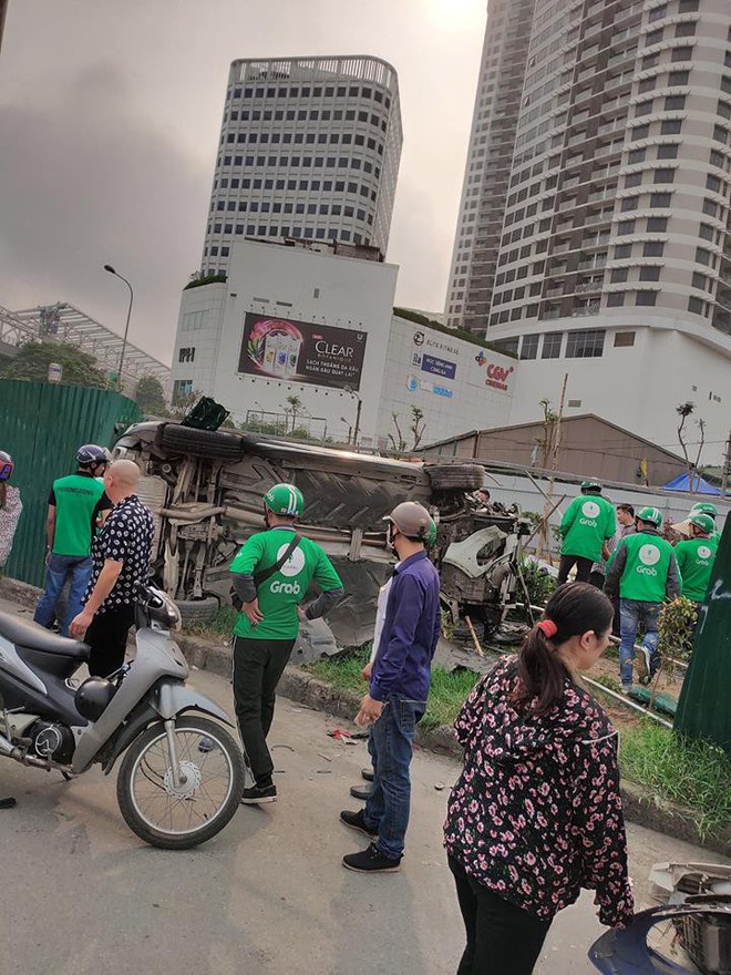 Hà Nội: Xế hộp do nữ tài xế điều khiển đâm người dừng đèn đỏ rồi lật nghiêng - Ảnh 1.