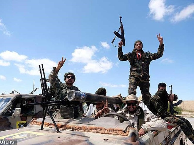 Libya: Ác liệt cả chiến trường lẫn ngoại giao - Ảnh 1.