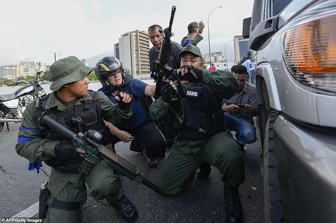 Lật mặt vũ khí tối tân của Mỹ trong tay quân đảo chính Venezuela - Ảnh 1.