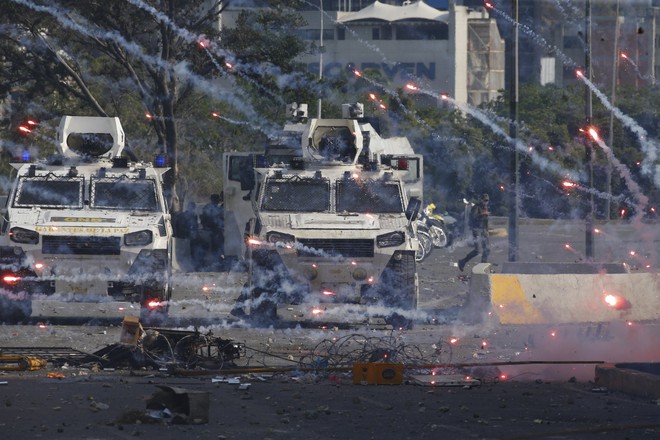 TT Venezuela Maduro xuất hiện giữa các tướng lĩnh quân đội, tuyên bố đảo chính đã bị đánh bại - Ảnh 2.