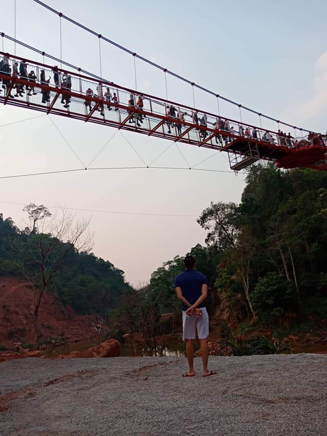 Sốc: Khách du lịch lo sợ vì bị chụp lén từ dưới lên khi đi ngang cầu kính Mộc Châu - Ảnh 3.