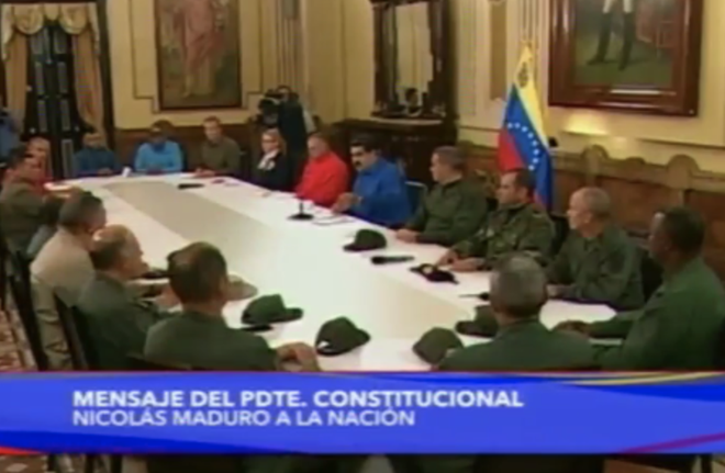TT Venezuela Maduro xuất hiện giữa các tướng lĩnh quân đội, tuyên bố đảo chính đã bị đánh bại - Ảnh 1.