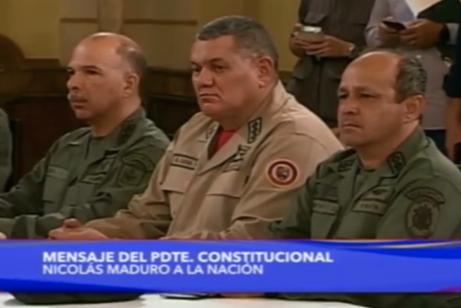 TT Venezuela Maduro xuất hiện giữa các tướng lĩnh quân đội, tuyên bố đảo chính đã bị đánh bại - Ảnh 2.