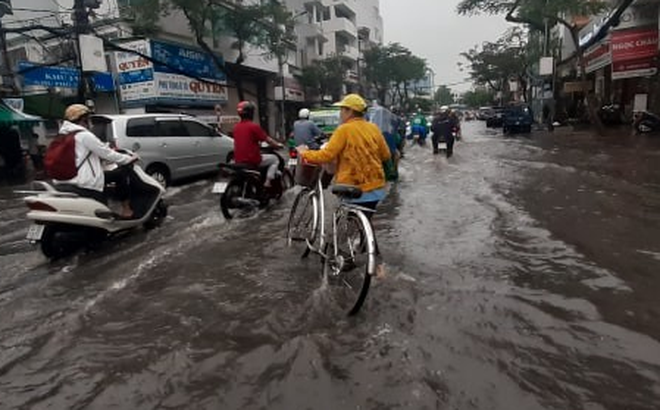 Mưa lớn diện rộng ở Sài Gòn, nhiều phố phường ngập úng và kẹt xe