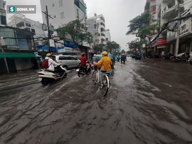 Mưa lớn diện rộng ở Sài Gòn, nhiều phố phường ngập úng và kẹt xe - Ảnh 7.