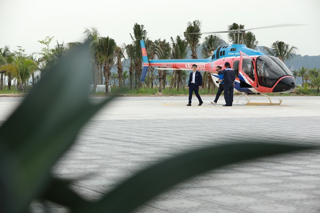 Trải nghiệm bay trực thăng ngắm cảnh vịnh Hạ Long trên không giá 3 triệu đồng/người - Ảnh 1.
