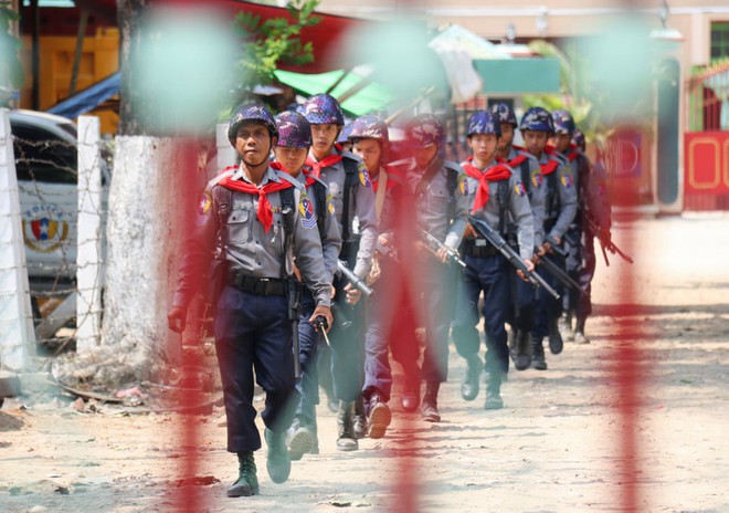 24h qua ảnh: Các nữ tình nguyện viên Trung Quốc luyện cười duyên - Ảnh 6.