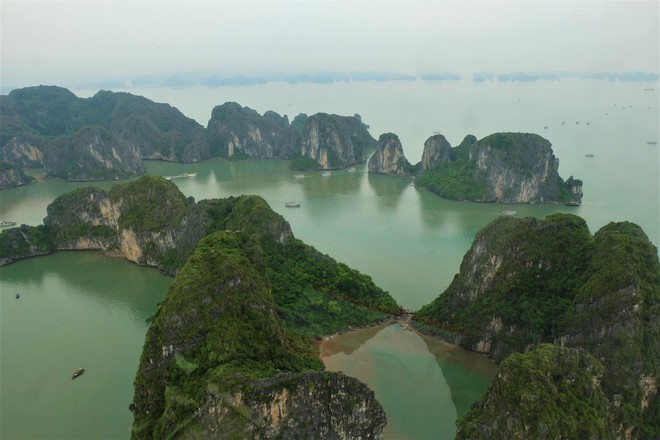 Trải nghiệm bay trực thăng ngắm cảnh vịnh Hạ Long trên không giá 3 triệu đồng/người - Ảnh 12.