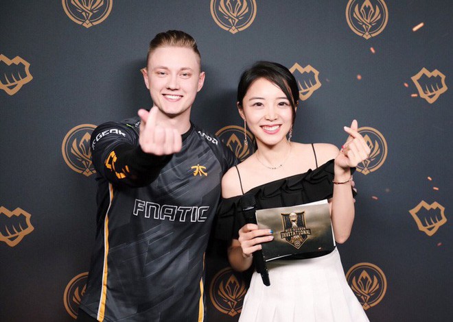 Ngoài những trận đấu hấp dẫn, người hâm mộ không thể rời mắt khỏi MSI 2019 vì những MC quá đỗi xinh đẹp này - Ảnh 5.