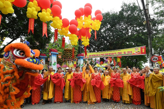 Hơn 400 xe hoa diễu hành rước Phật trước đại lễ Phật Đản Vesak - Ảnh 4.
