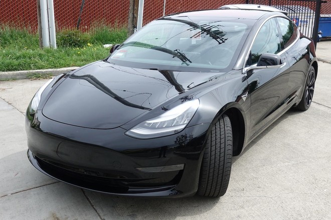 Siêu xe chạy điện Tesla Model 3 đầu tiên về Việt Nam có gì đặc biệt? - Ảnh 1.