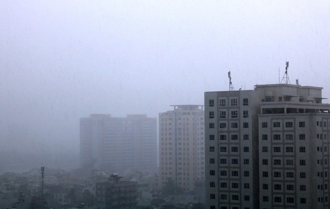  TP HCM: Mưa trắng trời trưa cuối tuần, khu nhà giàu Thảo Điền lại ngập  - Ảnh 1.