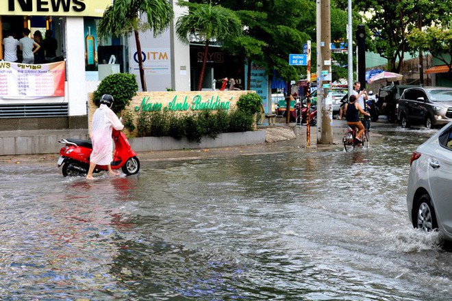  TP HCM: Mưa trắng trời trưa cuối tuần, khu nhà giàu Thảo Điền lại ngập  - Ảnh 3.