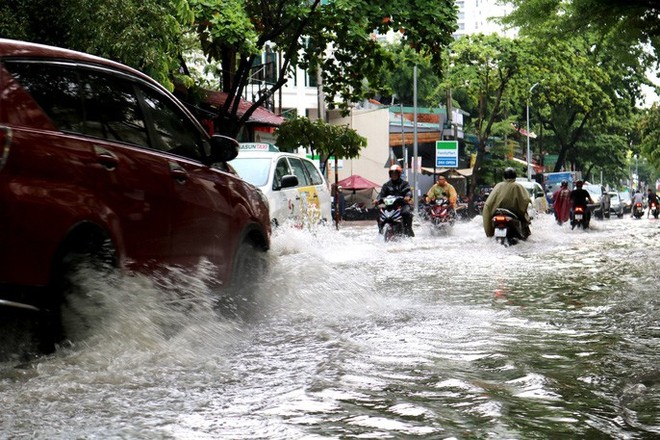  TP HCM: Mưa trắng trời trưa cuối tuần, khu nhà giàu Thảo Điền lại ngập  - Ảnh 4.