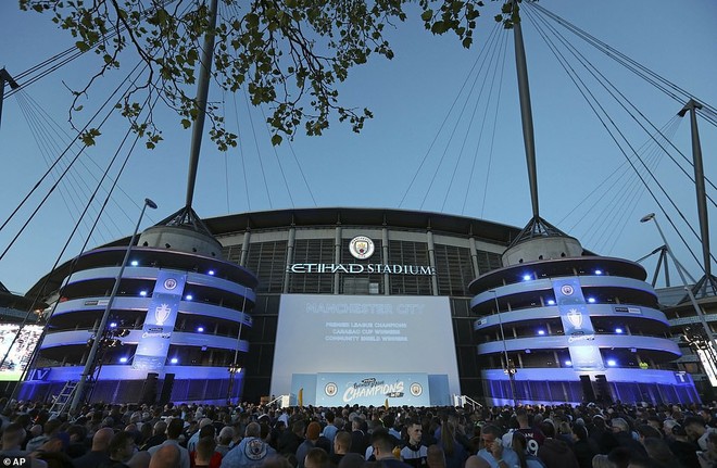 Man City lập sân khấu dã chiến, bắn pháo hoa rực rỡ ăn mừng với hàng nghìn CĐV ngay trong đêm - Ảnh 1.