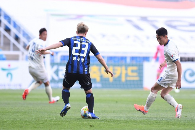 Công Phượng tóc vàng hoe, tả xung hữu đột ở Incheon United - Ảnh 11.