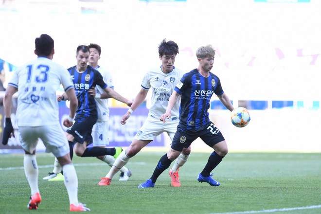 Công Phượng tóc vàng hoe, tả xung hữu đột ở Incheon United - Ảnh 5.