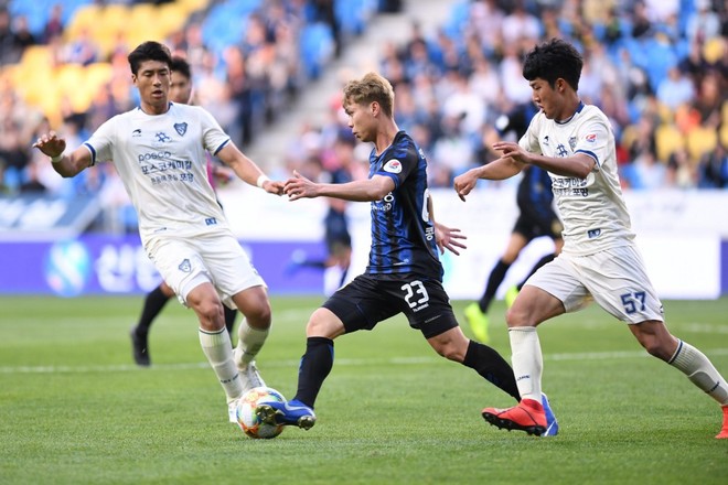 Công Phượng tóc vàng hoe, tả xung hữu đột ở Incheon United - Ảnh 6.