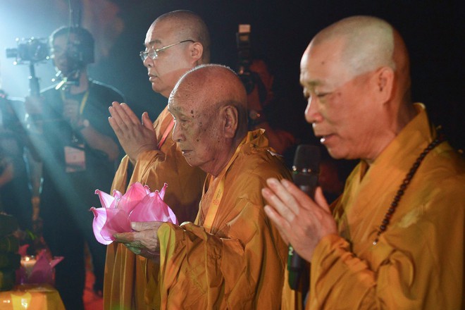 Lung linh đêm hội hoa đăng cầu cho thế giới hòa bình tại Đại lễ Phật Đản Vesak 2019 - Ảnh 5.