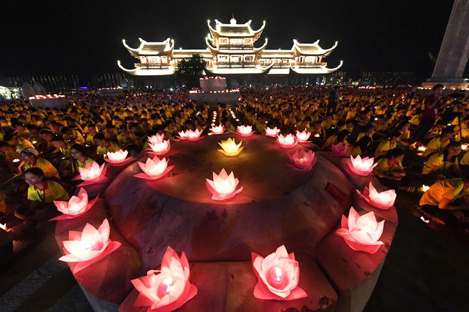 Lung linh đêm hội hoa đăng cầu cho thế giới hòa bình tại Đại lễ Phật Đản Vesak 2019 - Ảnh 10.