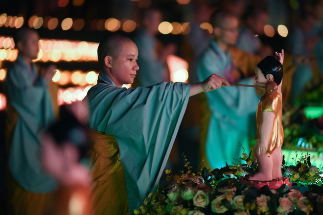 Lung linh đêm hội hoa đăng cầu cho thế giới hòa bình tại Đại lễ Phật Đản Vesak 2019 - Ảnh 12.