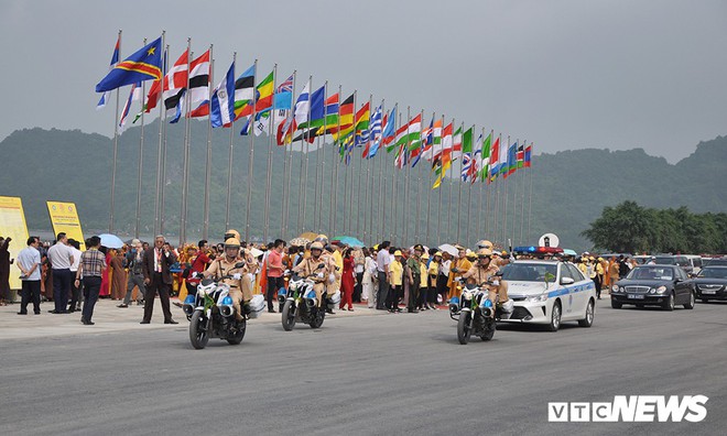 Ảnh: Nữ cảnh sát xinh đẹp phân luồng giao thông trong Đại lễ Vesak 2019 tại chùa Tam Chúc - Ảnh 1.