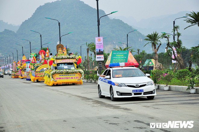 Ảnh: Nữ cảnh sát xinh đẹp phân luồng giao thông trong Đại lễ Vesak 2019 tại chùa Tam Chúc - Ảnh 2.