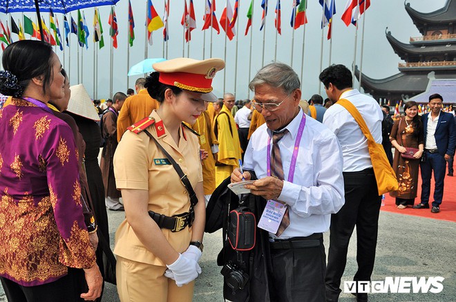 Ảnh: Nữ cảnh sát xinh đẹp phân luồng giao thông trong Đại lễ Vesak 2019 tại chùa Tam Chúc - Ảnh 11.