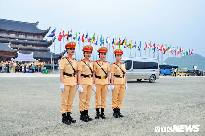 Ảnh: Nữ cảnh sát xinh đẹp phân luồng giao thông trong Đại lễ Vesak 2019 tại chùa Tam Chúc - Ảnh 14.