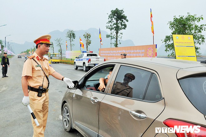 Ảnh: Nữ cảnh sát xinh đẹp phân luồng giao thông trong Đại lễ Vesak 2019 tại chùa Tam Chúc - Ảnh 15.