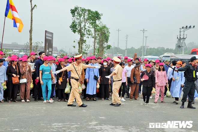 Ảnh: Nữ cảnh sát xinh đẹp phân luồng giao thông trong Đại lễ Vesak 2019 tại chùa Tam Chúc - Ảnh 16.