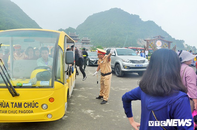 Ảnh: Nữ cảnh sát xinh đẹp phân luồng giao thông trong Đại lễ Vesak 2019 tại chùa Tam Chúc - Ảnh 17.