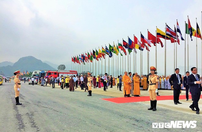 Ảnh: Nữ cảnh sát xinh đẹp phân luồng giao thông trong Đại lễ Vesak 2019 tại chùa Tam Chúc - Ảnh 3.