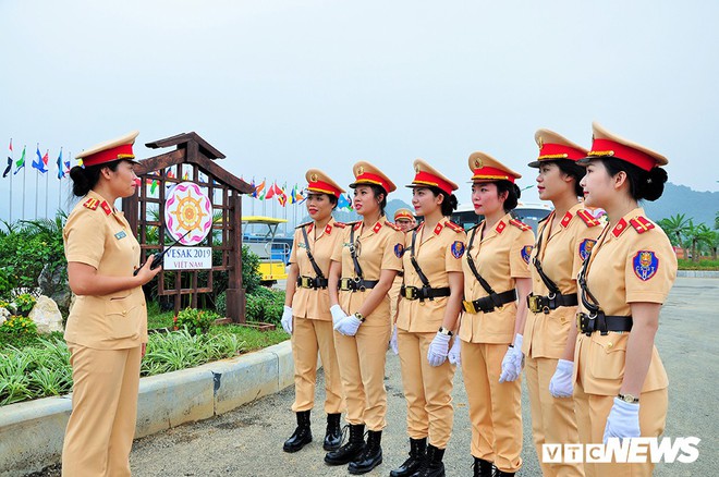 Ảnh: Nữ cảnh sát xinh đẹp phân luồng giao thông trong Đại lễ Vesak 2019 tại chùa Tam Chúc - Ảnh 4.