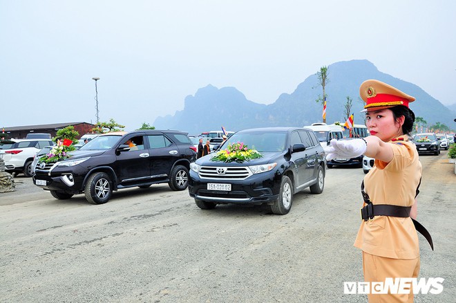 Ảnh: Nữ cảnh sát xinh đẹp phân luồng giao thông trong Đại lễ Vesak 2019 tại chùa Tam Chúc - Ảnh 5.