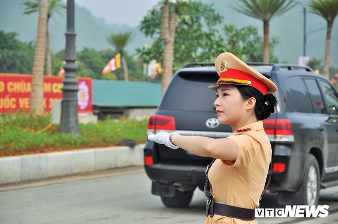 Ảnh: Nữ cảnh sát xinh đẹp phân luồng giao thông trong Đại lễ Vesak 2019 tại chùa Tam Chúc - Ảnh 6.