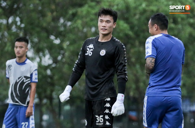 Đình Trọng làm bảo mẫu bất đắc dĩ, lấy tay che mưa cho quý tử của đàn anh tại Hà Nội FC - Ảnh 10.