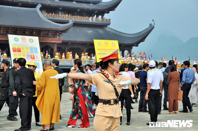 Ảnh: Nữ cảnh sát xinh đẹp phân luồng giao thông trong Đại lễ Vesak 2019 tại chùa Tam Chúc - Ảnh 7.