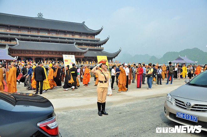 Ảnh: Nữ cảnh sát xinh đẹp phân luồng giao thông trong Đại lễ Vesak 2019 tại chùa Tam Chúc - Ảnh 8.