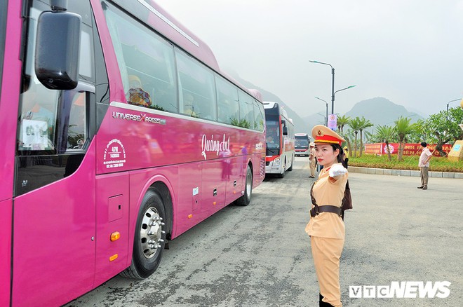 Ảnh: Nữ cảnh sát xinh đẹp phân luồng giao thông trong Đại lễ Vesak 2019 tại chùa Tam Chúc - Ảnh 9.