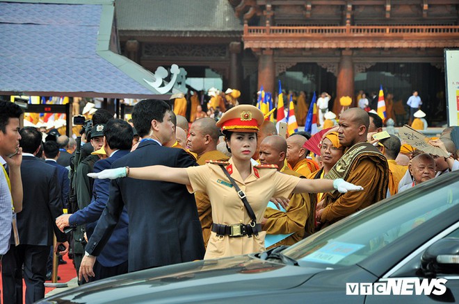 Ảnh: Nữ cảnh sát xinh đẹp phân luồng giao thông trong Đại lễ Vesak 2019 tại chùa Tam Chúc - Ảnh 10.