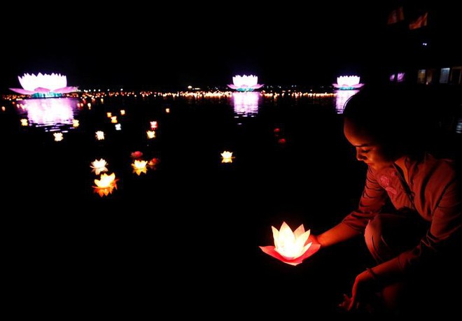 24h qua ảnh: Phật tử thả đèn hoa đăng tại ngôi chùa lớn nhất thế giới - Ảnh 2.