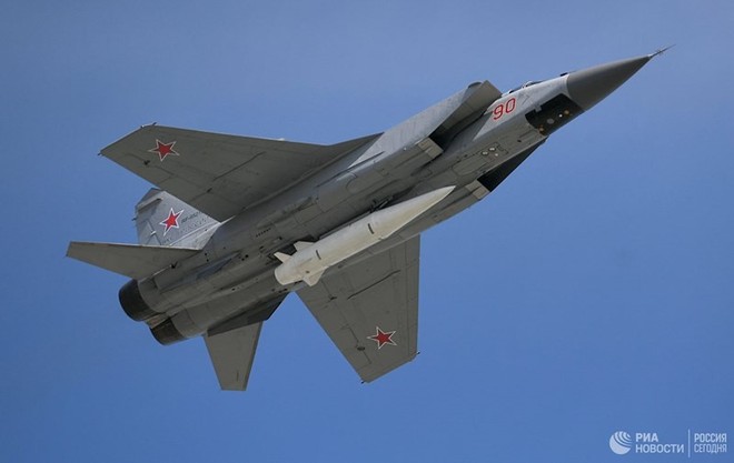 Tổng thống Putin mục sở thị tiêm kích MiG-31 trang bị tên lửa siêu thanh Kinzhal - Ảnh 1.