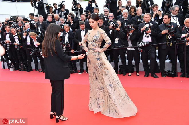 Mỹ nhân khiến Cbiz ê chề trong ngày đầu Cannes: Bị đuổi khỏi thảm đỏ vẫn giả ngơ, hoá ra từng đóng Diên Hi Công Lược - Ảnh 4.