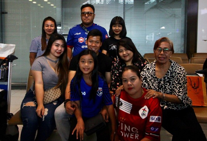 Thái Lan đón tuyển thủ nước ngoài đầu tiên về đấu Việt Nam - Ảnh 9.