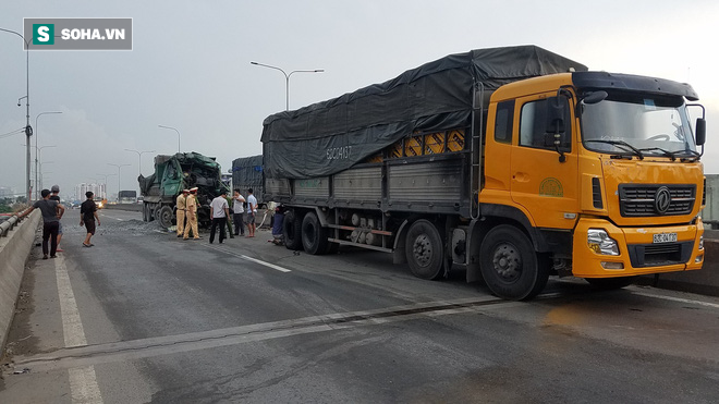 Dùng máy cắt phá ca bin đưa tài xế tử vong trong xe ben ra ngoài ở Sài Gòn - Ảnh 1.