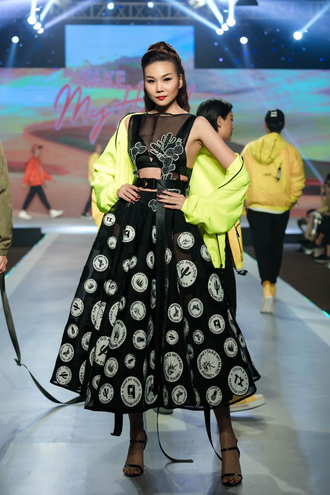 Thanh Hằng xinh đẹp nổi bật khi tái xuất sàn catwalk - Ảnh 7.