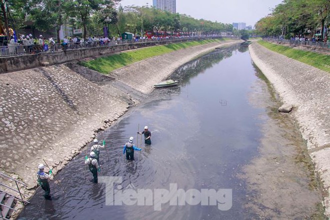 Hà Nội bắt đầu làm sạch sông Tô Lịch bằng bảo bối của Nhật - Ảnh 1.